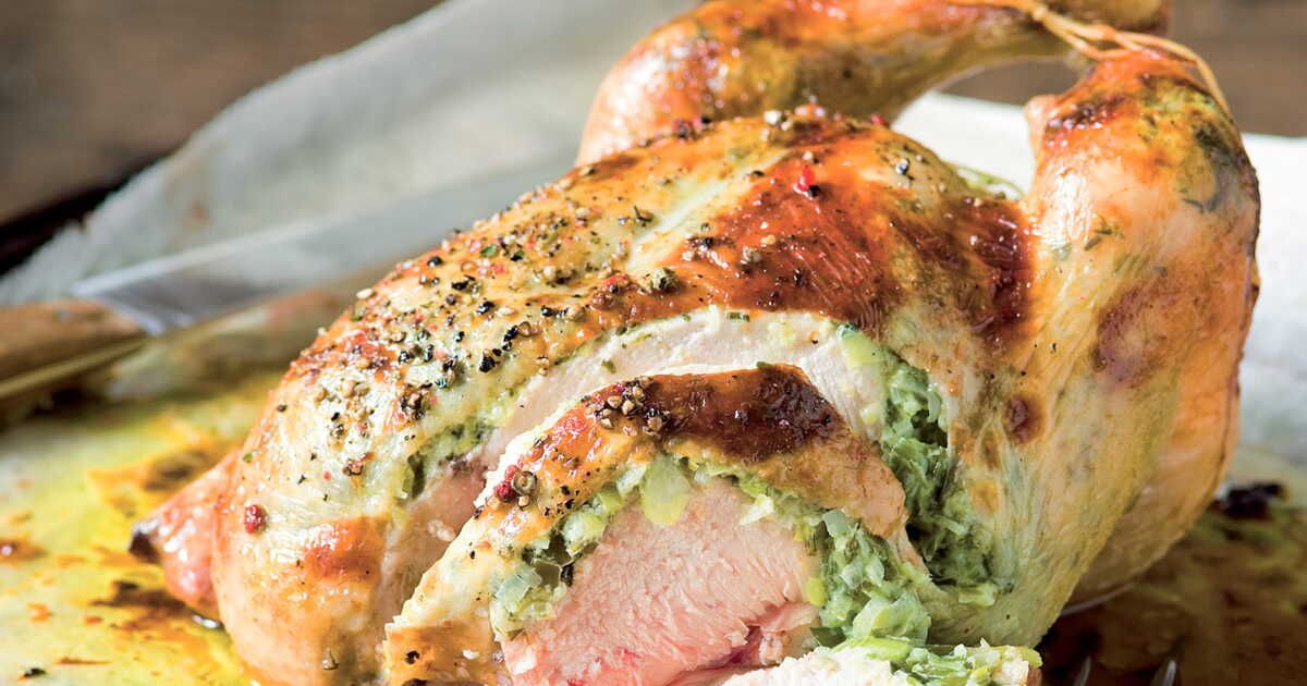 Savourez la fondance d'un poulet farci au poireau et fromage de chèvre