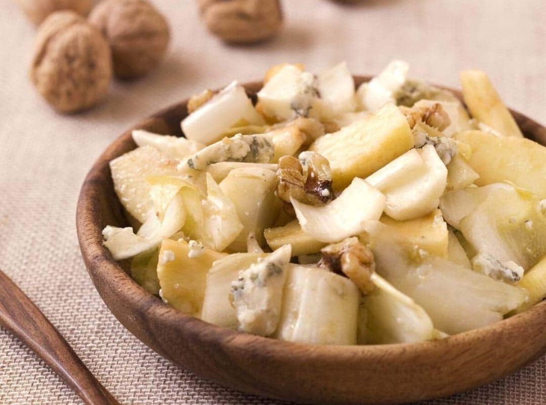 Salade d’endives au bleu, poires et noix : une recette simple et exquise