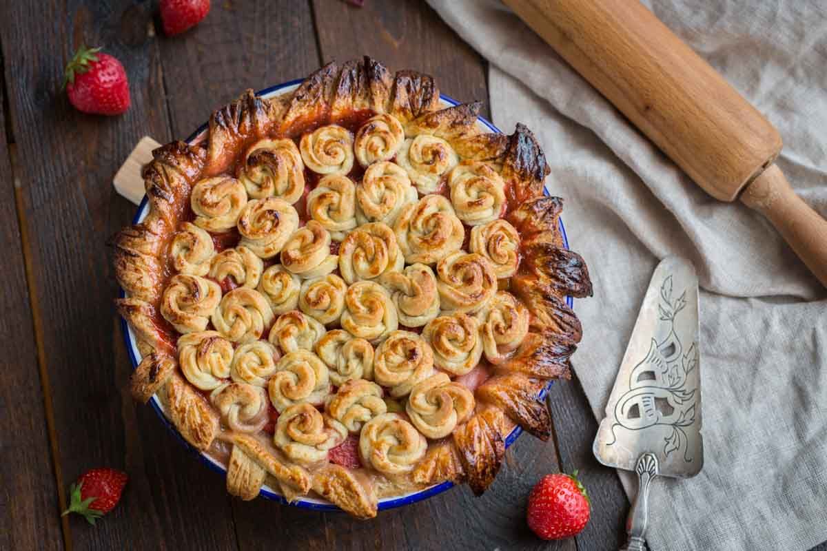 La tourte fleurie aux fraises et rhubarbe : un dessert estival irrésistible
