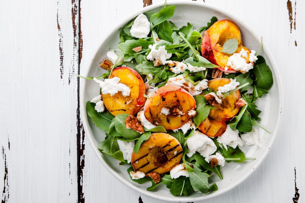 La salade estivale de Cyril Lignac : haricots verts, burrata et pêches à découvrir