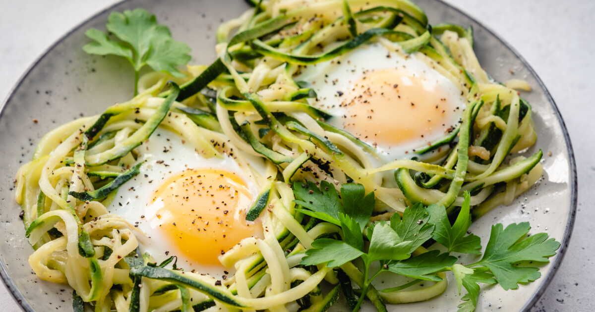 Découvrez la délicieuse simplicité des nids de courgettes avec œuf et mozzarella