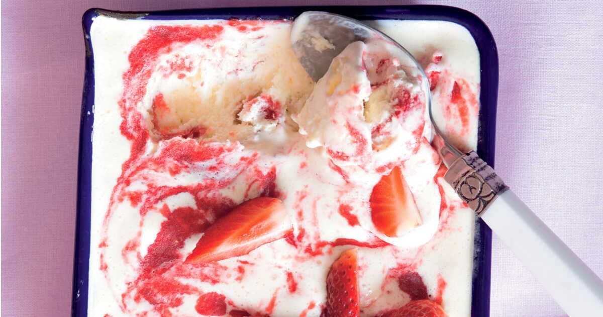 Un délice glacé : la recette de la glace au yaourt et son coulis de fraise