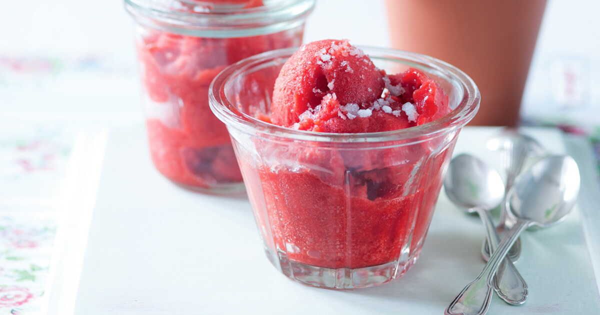 Le plaisir du sorbet à la fraise fait maison