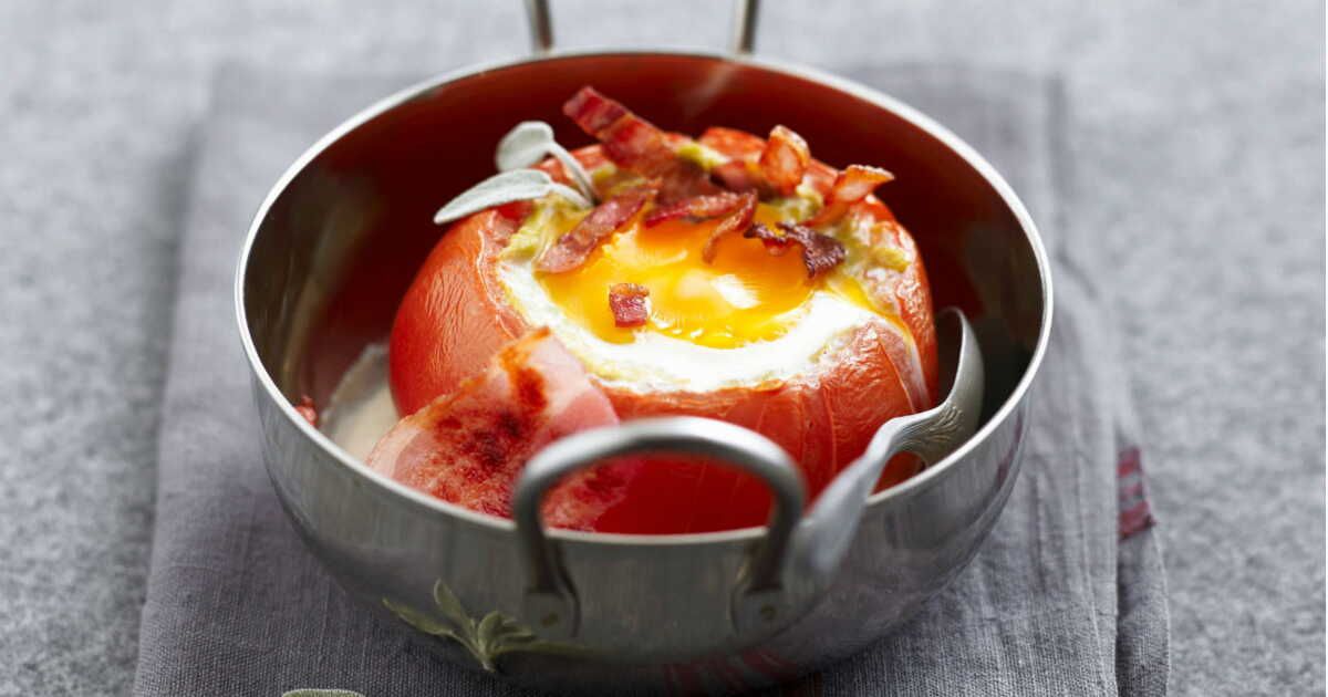 La délicatesse des œufs cocotte en nid de tomate