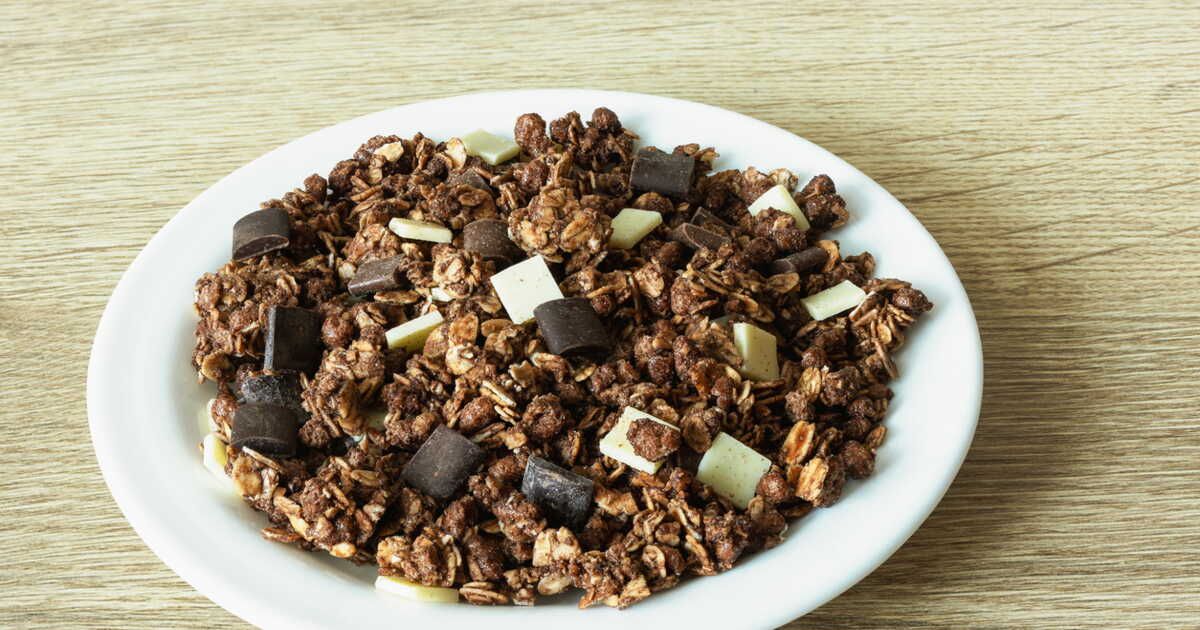 Un granola maison qui réinvente le banana bread pour un petit-déjeuner gourmand