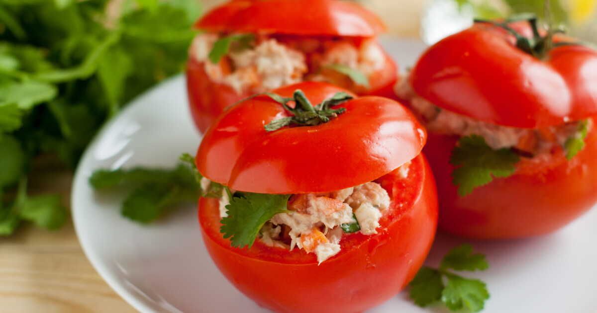 Des tomates farcies au thon et à l’avocat : une recette rapide pour des soirées d'été