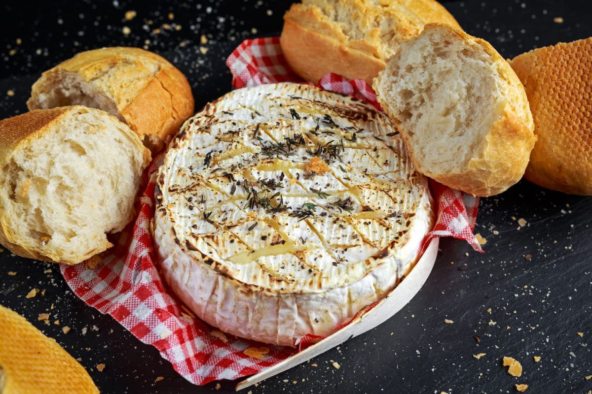 La délicieuse recette de brie au four de Diego Alary pour un apéritif tendance