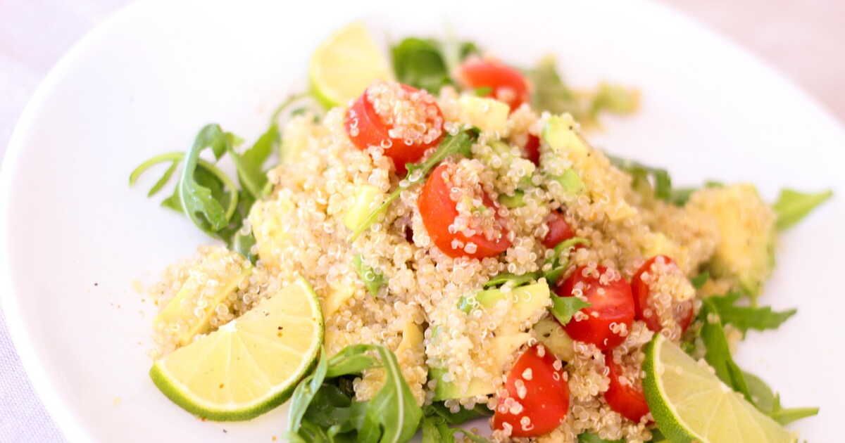 Une salade de quinoa à l’avocat et feta qui régalera vos pauses déjeuner
