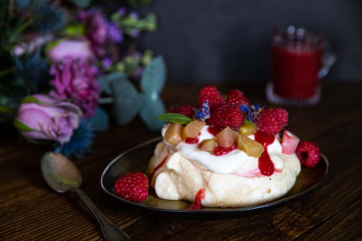 Pavlova aux Framboises et Rhubarbe Pochée