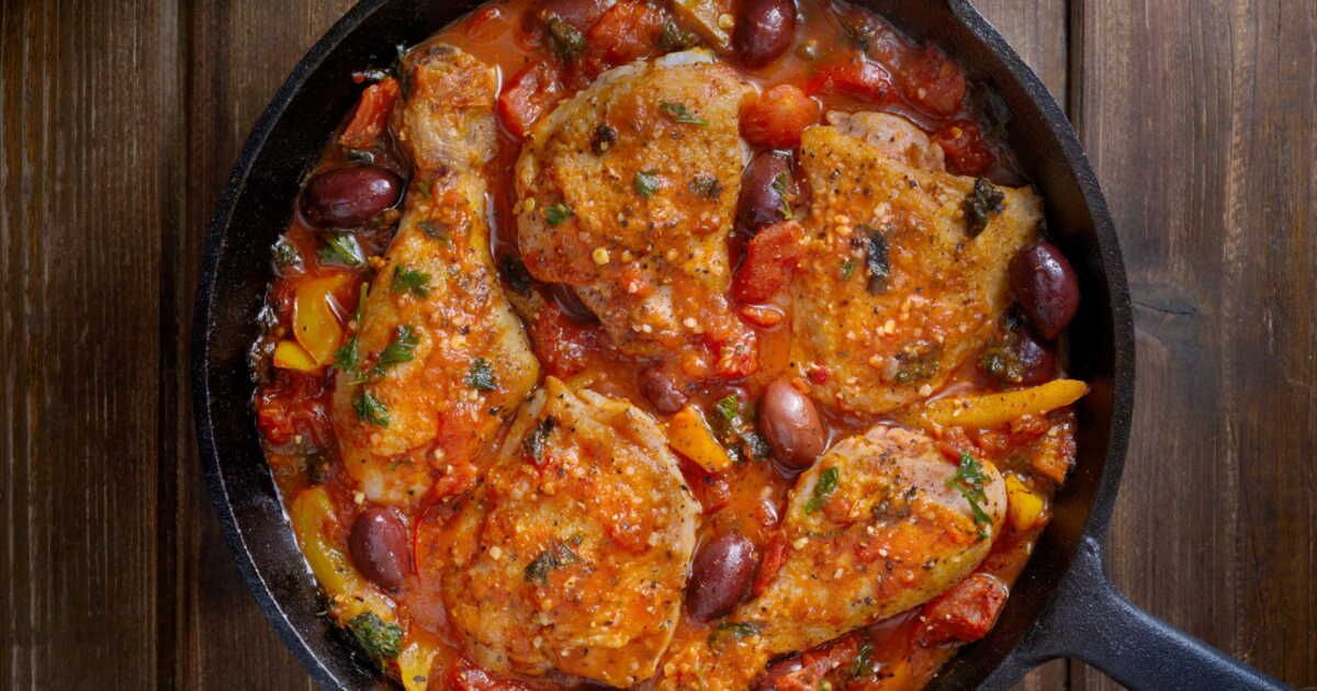Pollo alla cacciatore : un poulet du dimanche à l’italienne, mijoté à la tomate et aux olives