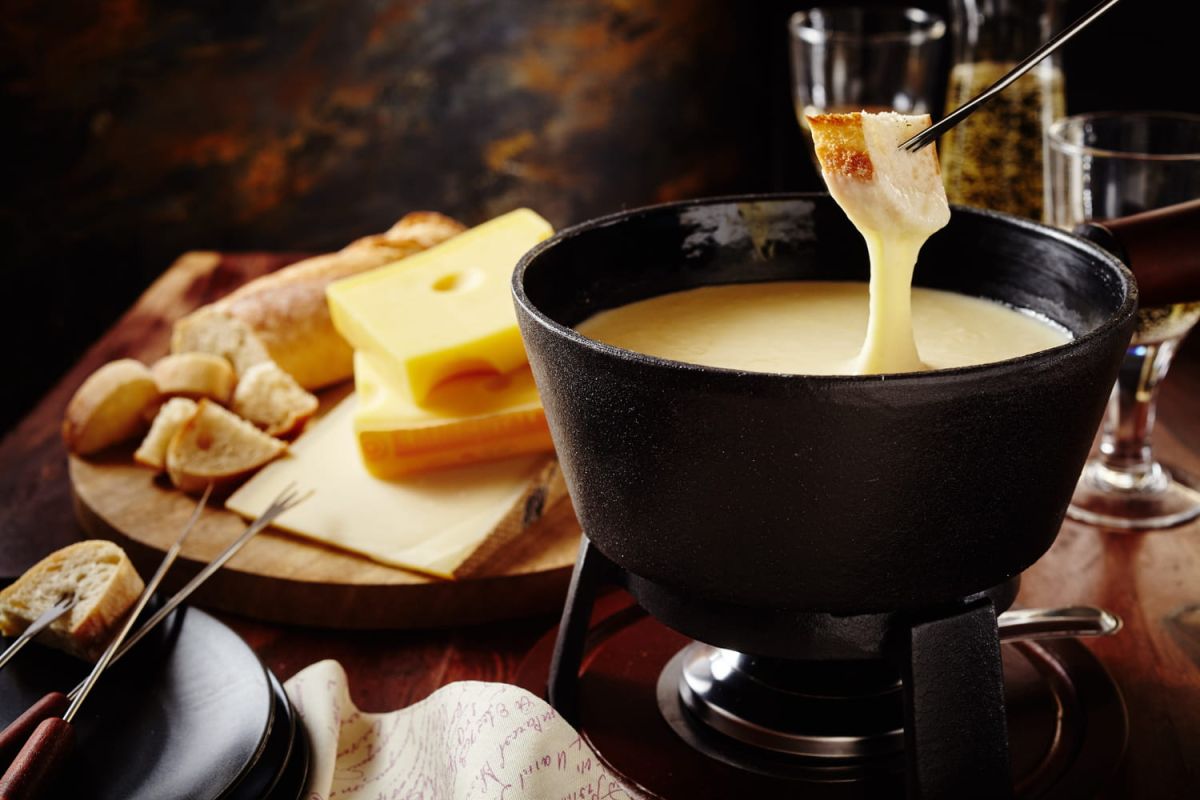Préparez une délicieuse fondue maison avec les secrets d'un critique culinaire