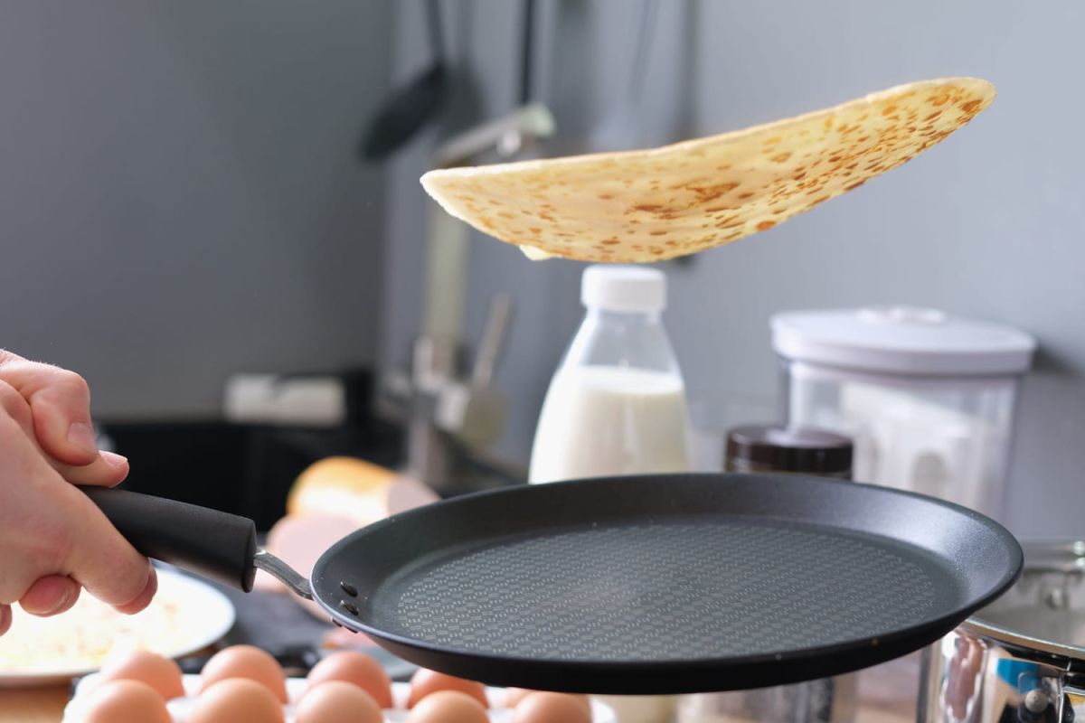 Maîtrisez l'art de faire sauter vos crêpes comme un chef étoilé