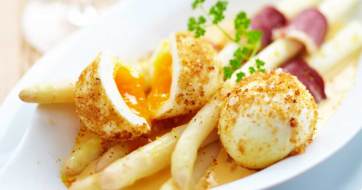 Œufs parfaits et salade d'asperges blanches