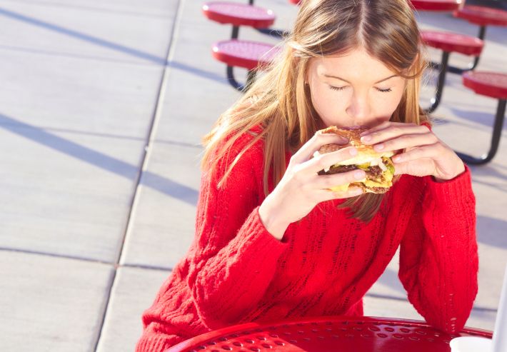 Nutrition : on sous-estime le nombre de calories qu'on absorbe