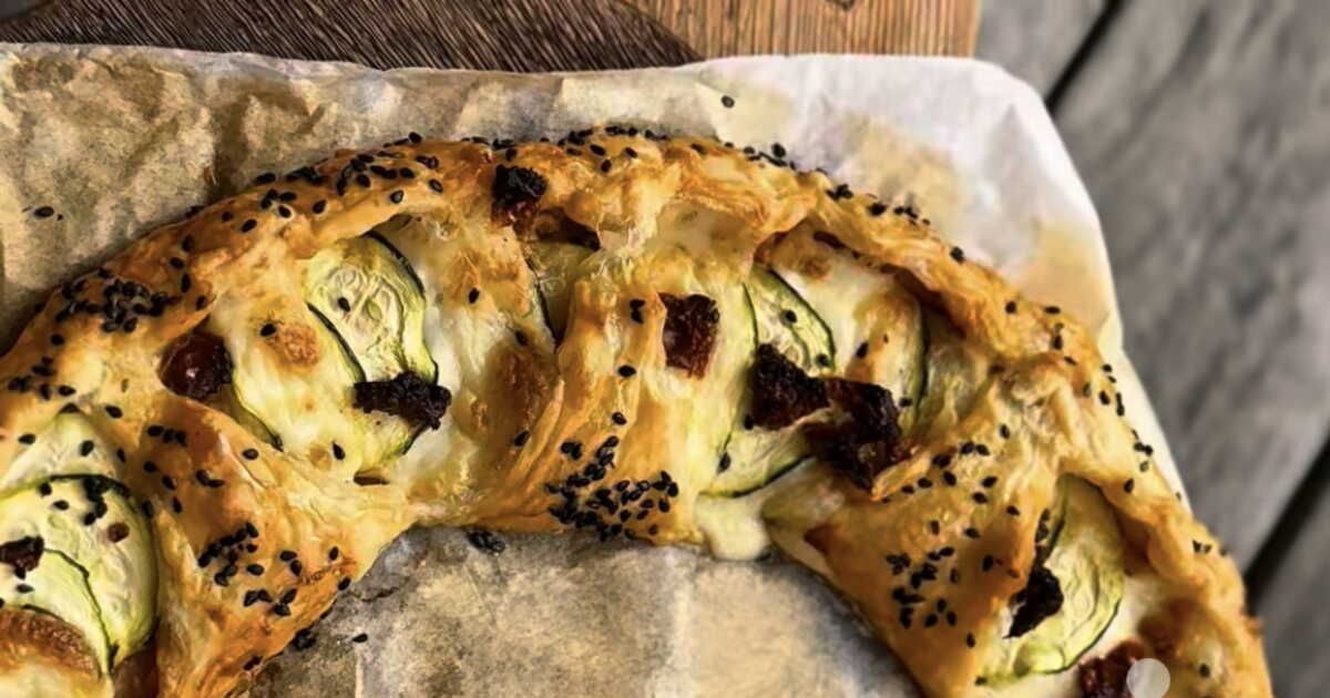 Un dînner chic avec la tarte couronne courgette et mozzarella