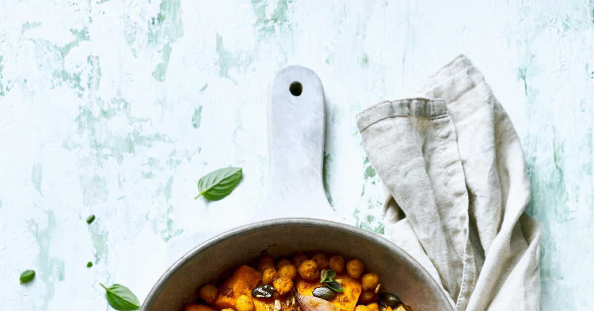 Un plat complet tout en un : la recette simple des pommes de terre et pois chiches rôtis