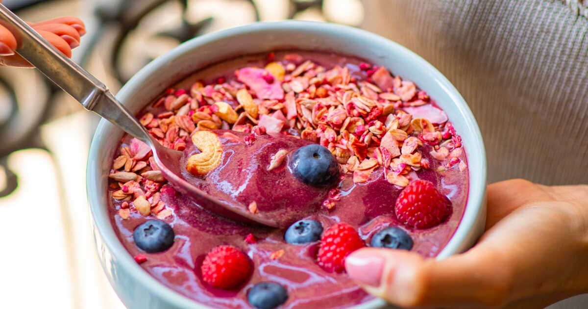Découvrez l'açaï bowl aux fruits rouges : le petit-déjeuner idéal