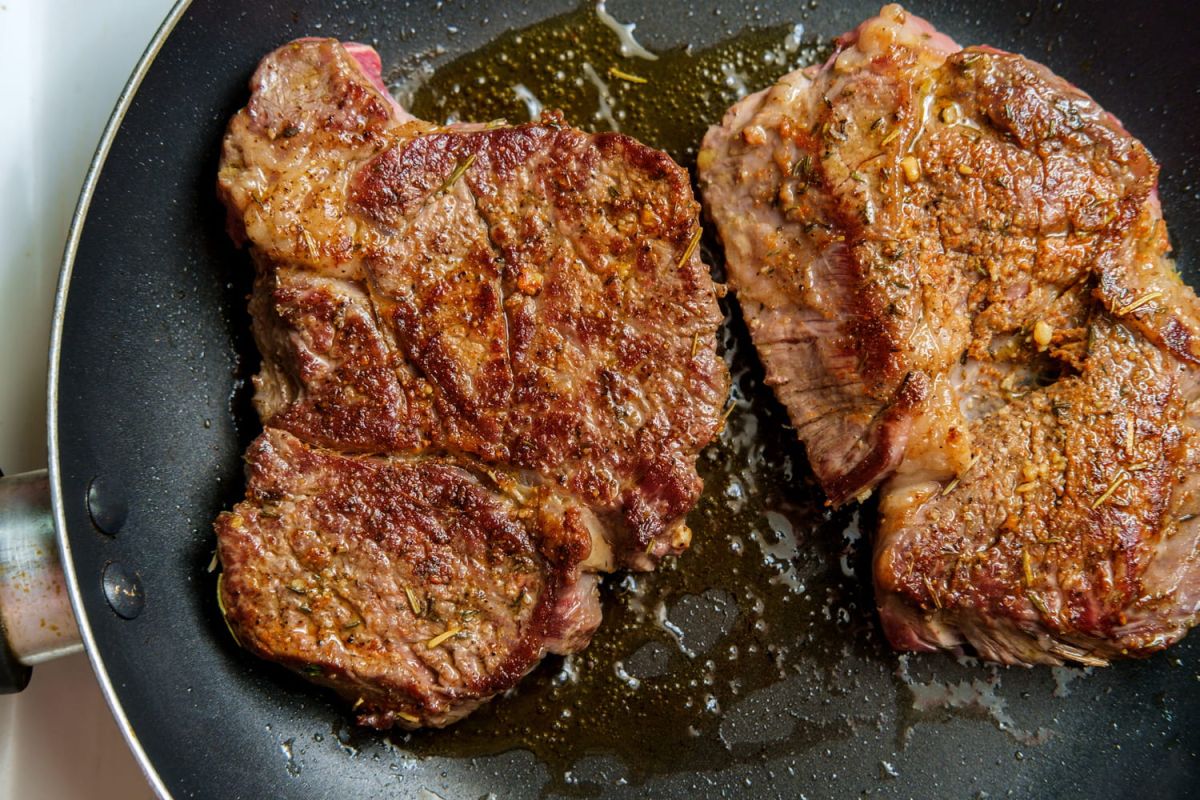 Des côtes de porc caramélisées façon cajun : la recette de Cyril Lignac à découvrir