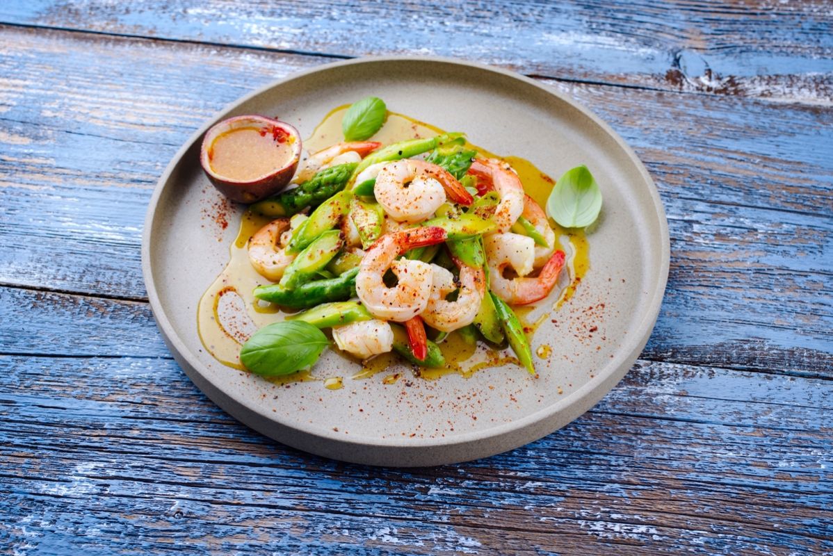 Découvrez l'apéritif léger de Valerie Bertinelli : crevettes sautées à l'asiatique