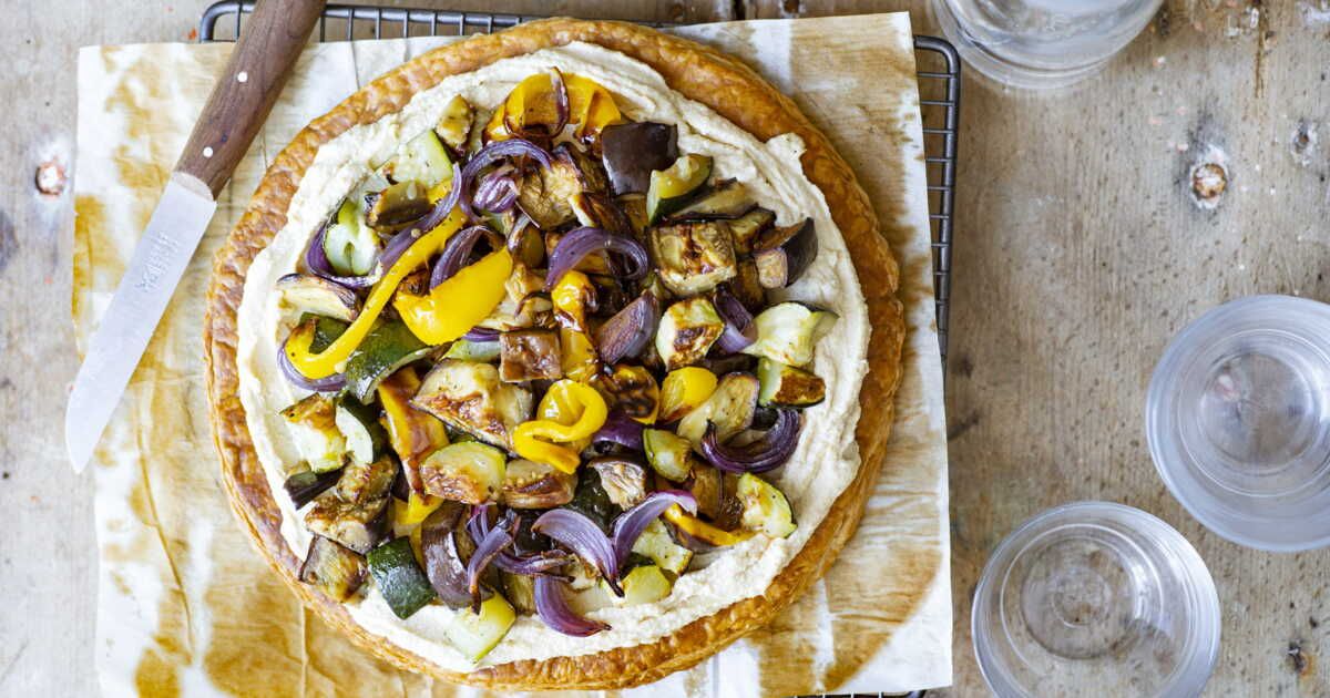 Tarte fine au houmous et légumes rôtis : délicieuse et économique sous le soleil