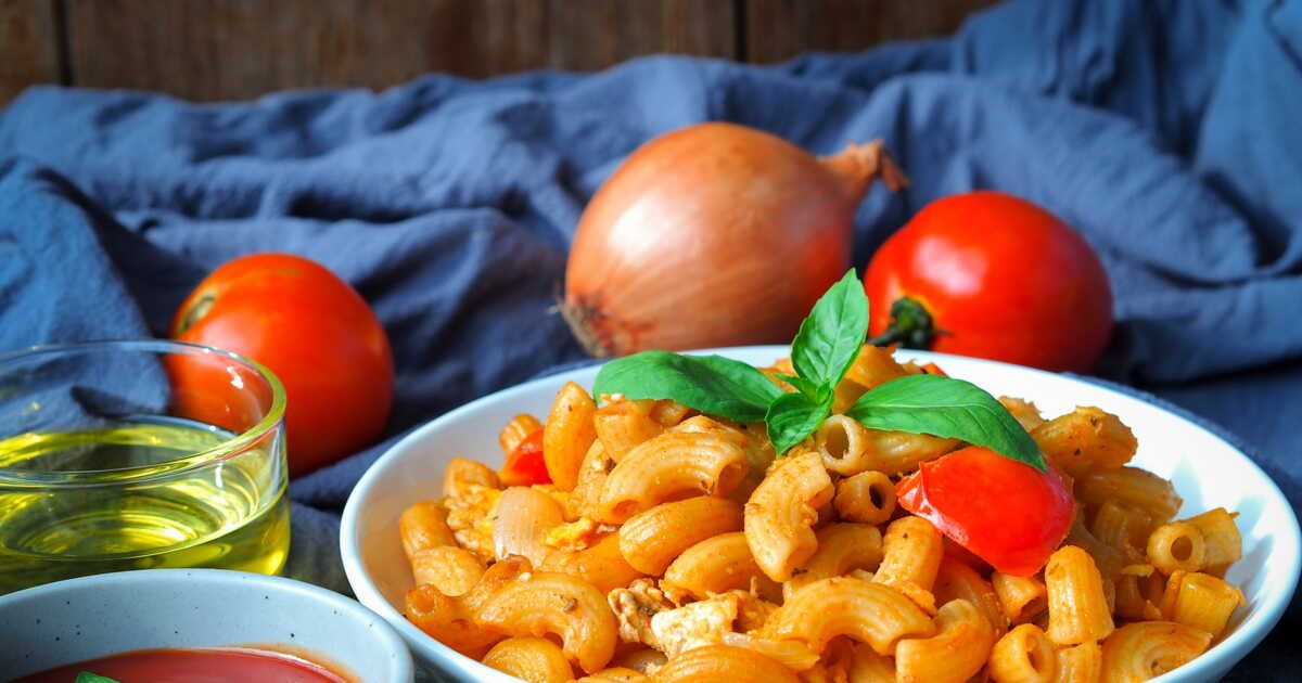 Pâtes aux oignons, tomates et romarin : la recette simple mais efficace de Julie Andrieu