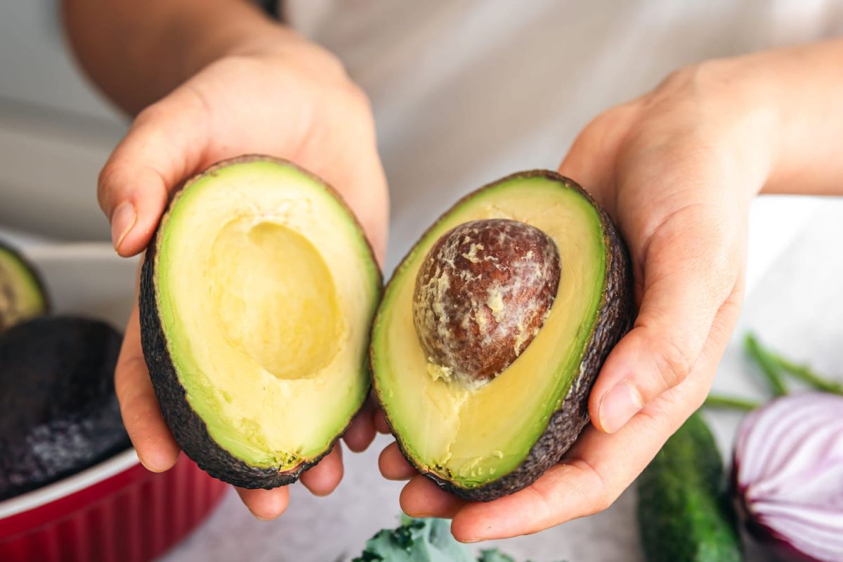 La méthode infaillible pour faire mûrir un avocat en un éclair
