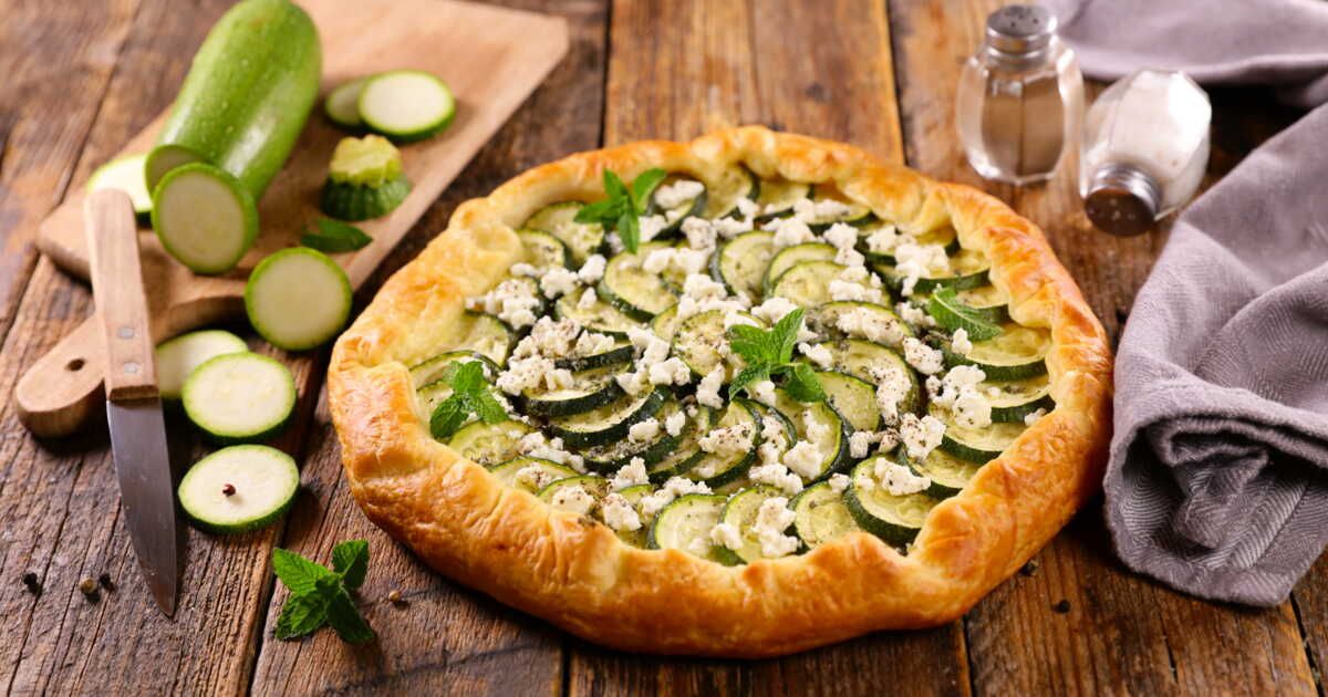 Une délicieuse tarte fine de courgette au chèvre et miel, rapide à réaliser