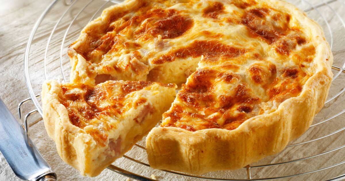 Réussir la quiche lorraine : astuces infaillibles pour un plat familial réussi