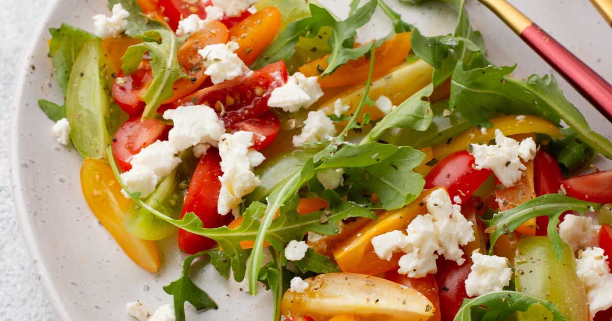 Salade de tomates : Cyril Lignac dévoile son secret pour une sauce vinaigrette réussie