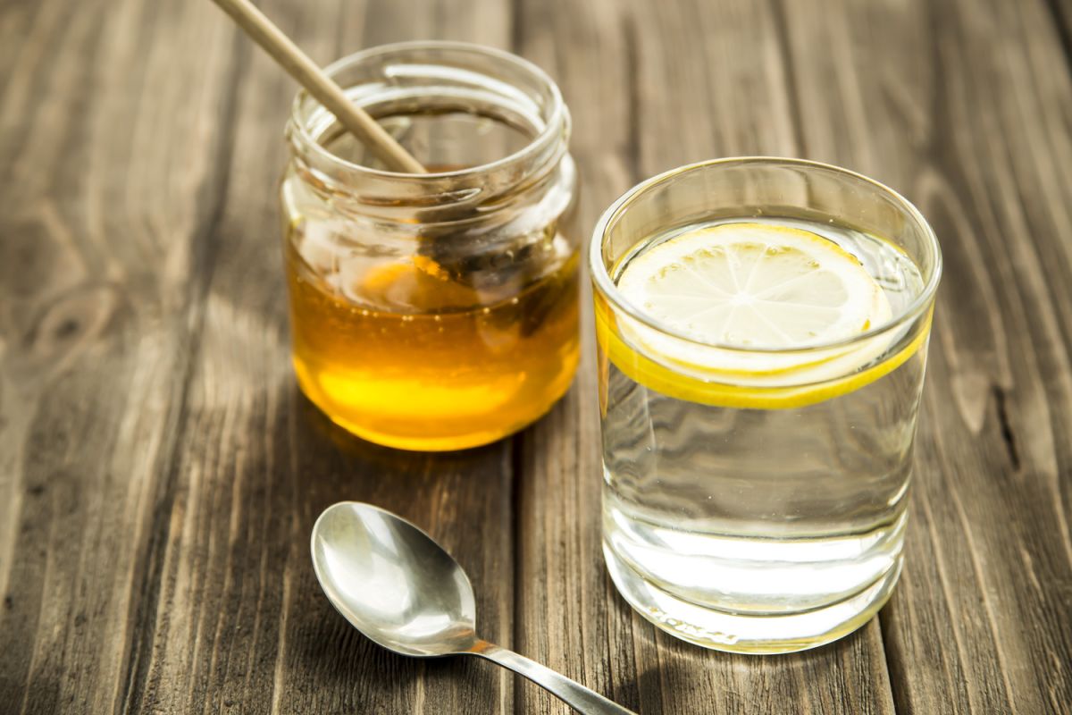 les bienfaits surprenants d'un verre d'eau tiède avec miel au réveil