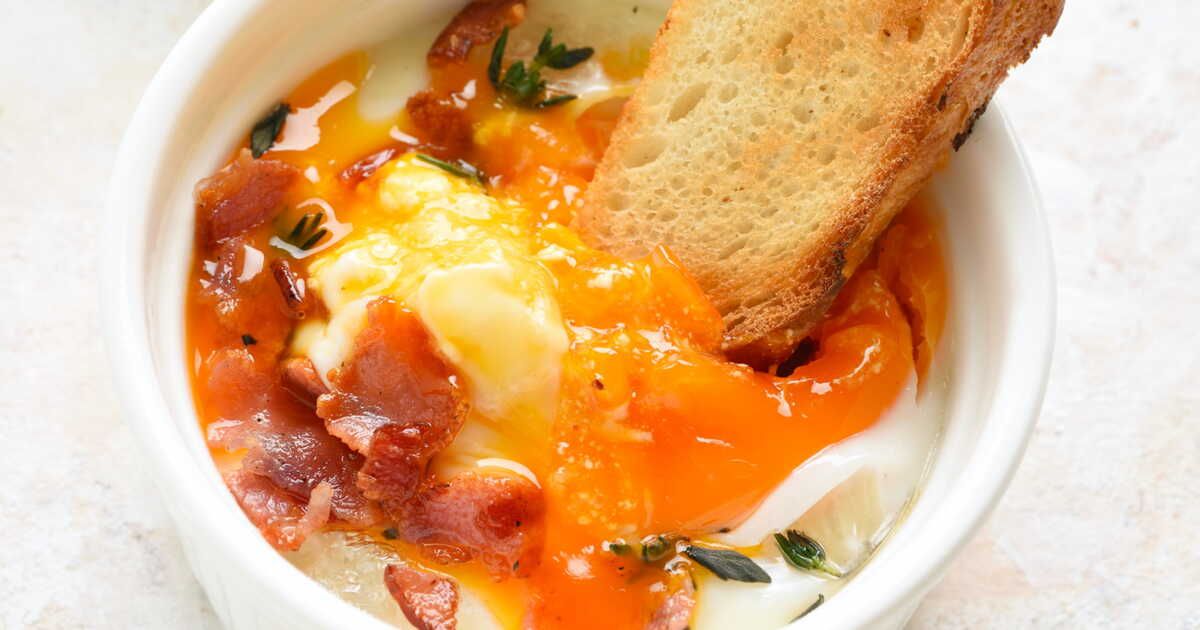Dîner prêt en 15 minutes : la recette des œufs cocotte aux champignons, lardons et parmesan